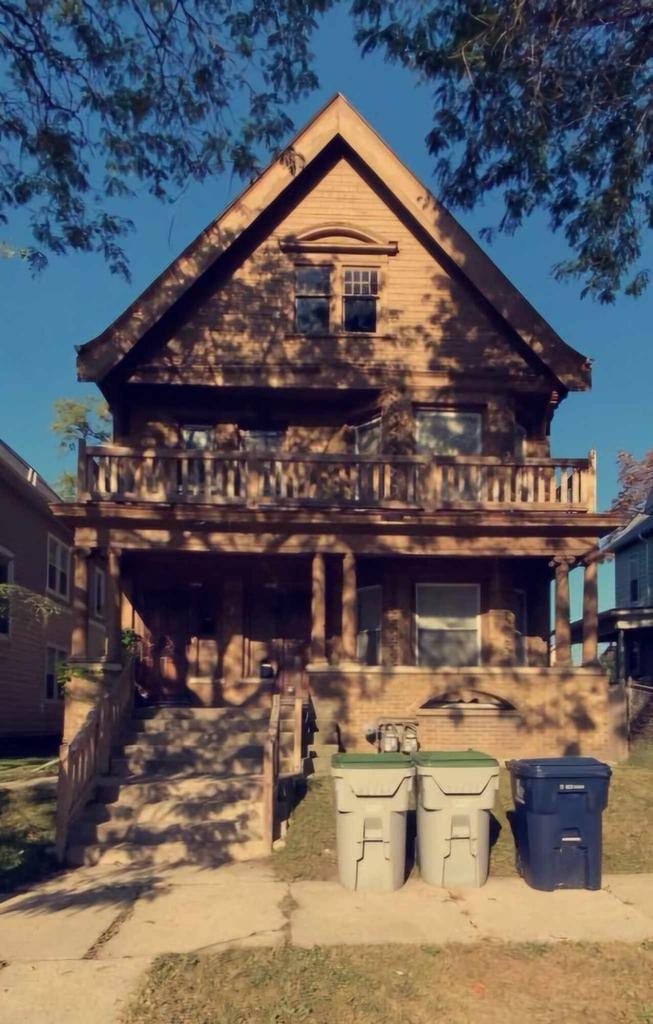 view of front facade with a balcony