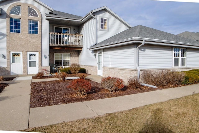 view of front of home featuring a balcony