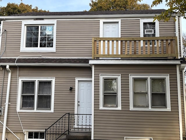 view of front of property featuring a balcony