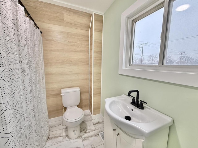 bathroom featuring a shower with shower curtain, vanity, toilet, and a wealth of natural light