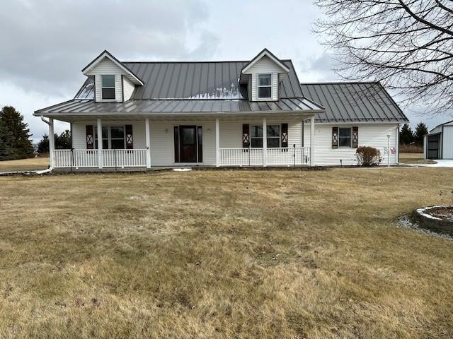 view of front of home featuring a front lawn