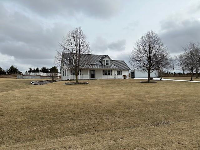 view of front of house featuring a front lawn