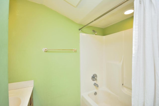 bathroom featuring shower / tub combo