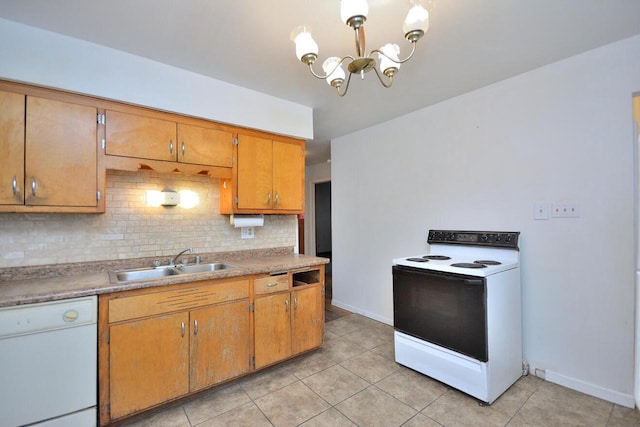 kitchen with sink, hanging light fixtures, tasteful backsplash, a notable chandelier, and white appliances