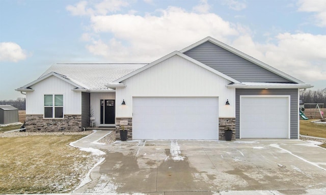 view of front facade featuring a garage