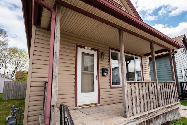 property entrance featuring a porch