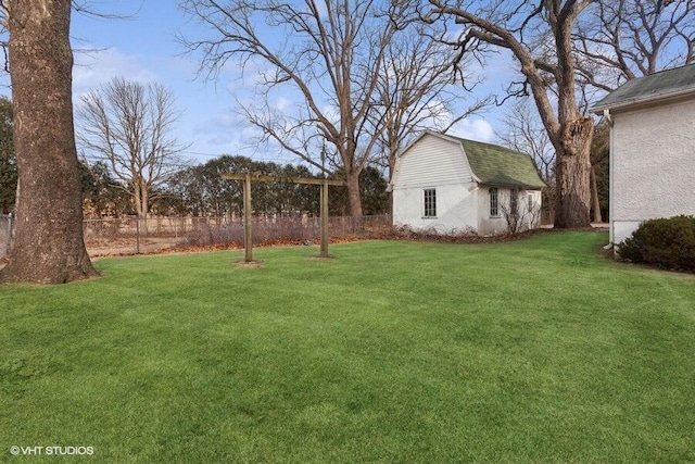 view of yard with an outbuilding