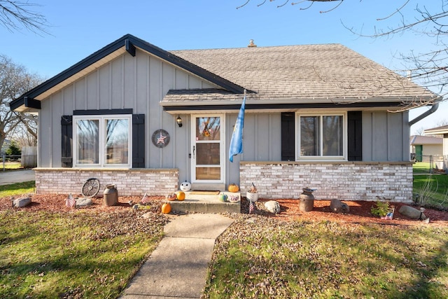 ranch-style home featuring a front lawn