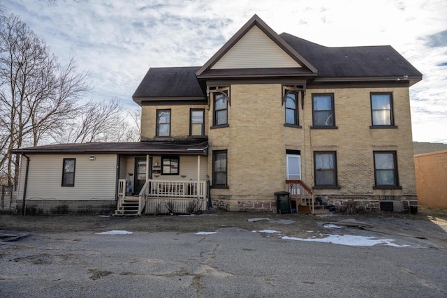 view of front of property featuring a porch