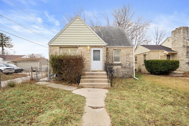 view of front of property featuring a front yard