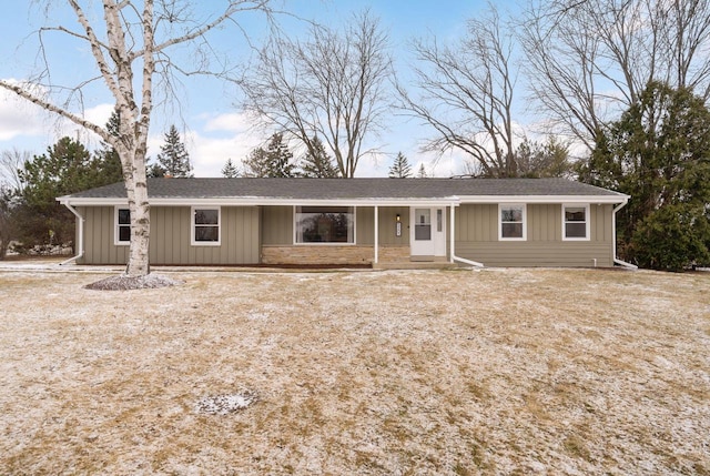 single story home featuring a front lawn