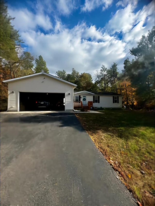 view of front of house featuring a front lawn and a garage