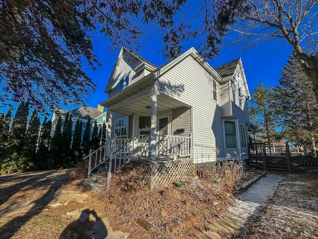 view of front of property featuring covered porch