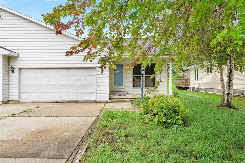 view of front facade featuring a front yard and a garage