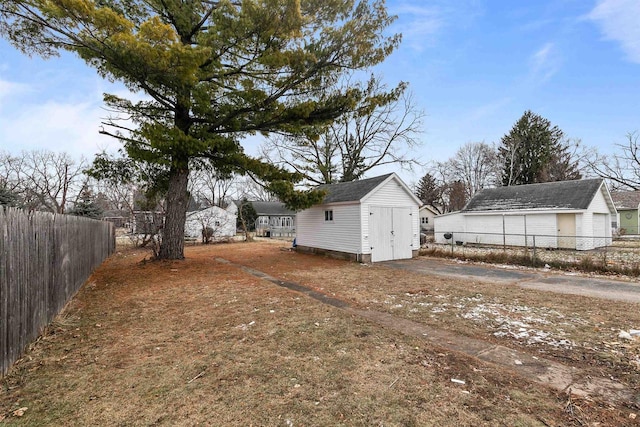 view of yard featuring a shed