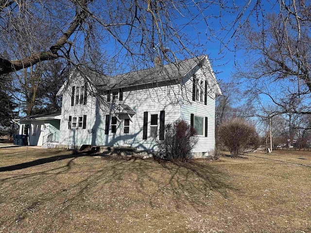 view of front of house featuring a front lawn