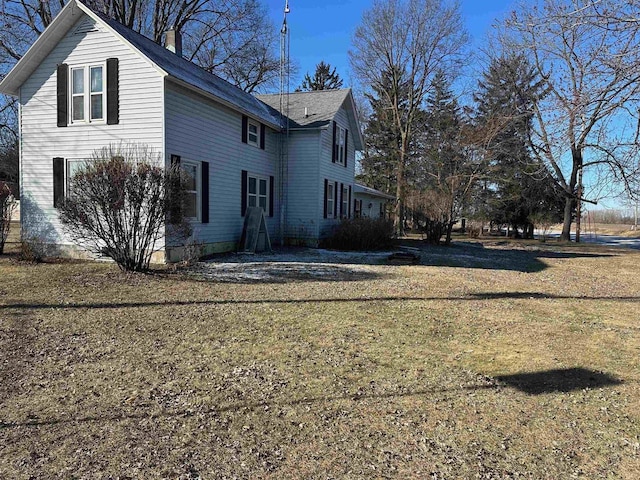 view of side of property featuring a lawn