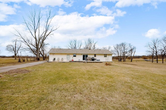 view of front of home featuring a front yard