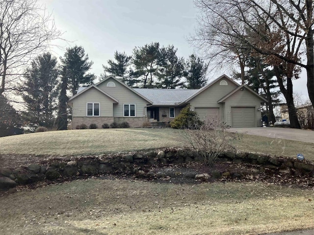 view of front of property featuring a garage and a front yard