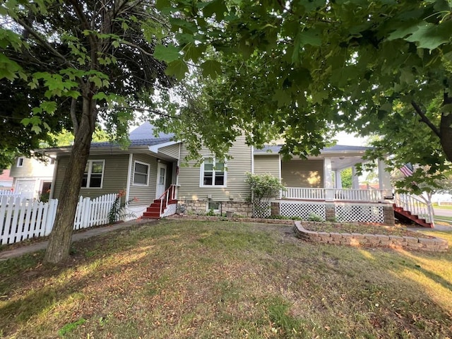 single story home with a front lawn