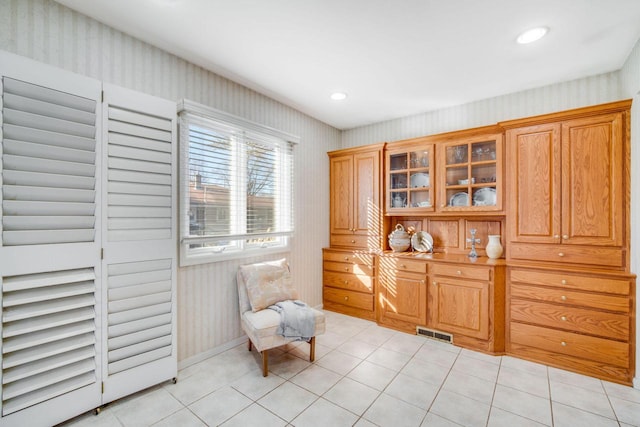 sitting room featuring light tile patterned flooring