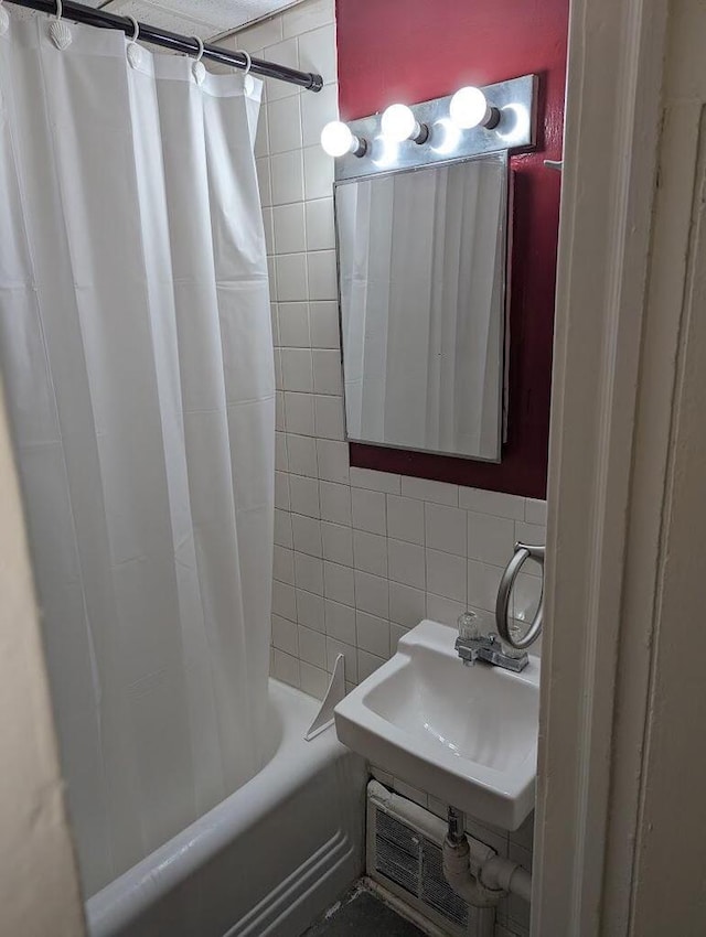 bathroom featuring sink and shower / tub combo