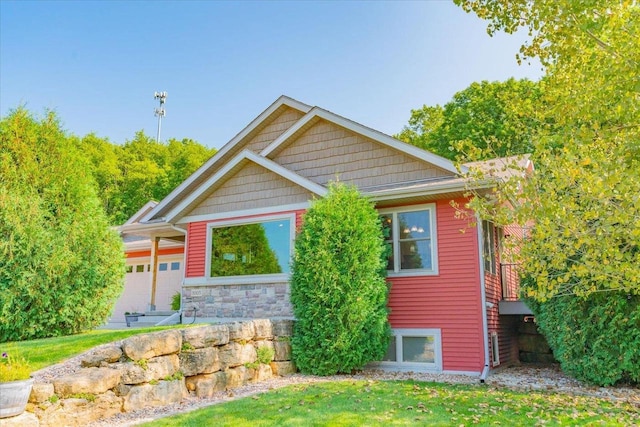 craftsman inspired home with a front lawn and a garage