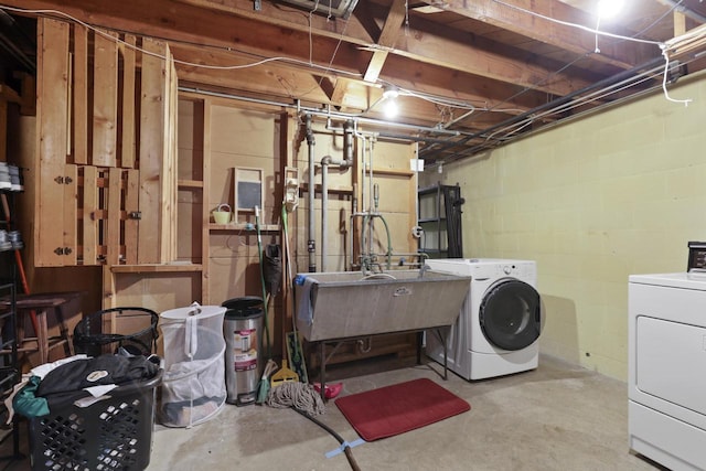 washroom with sink and independent washer and dryer