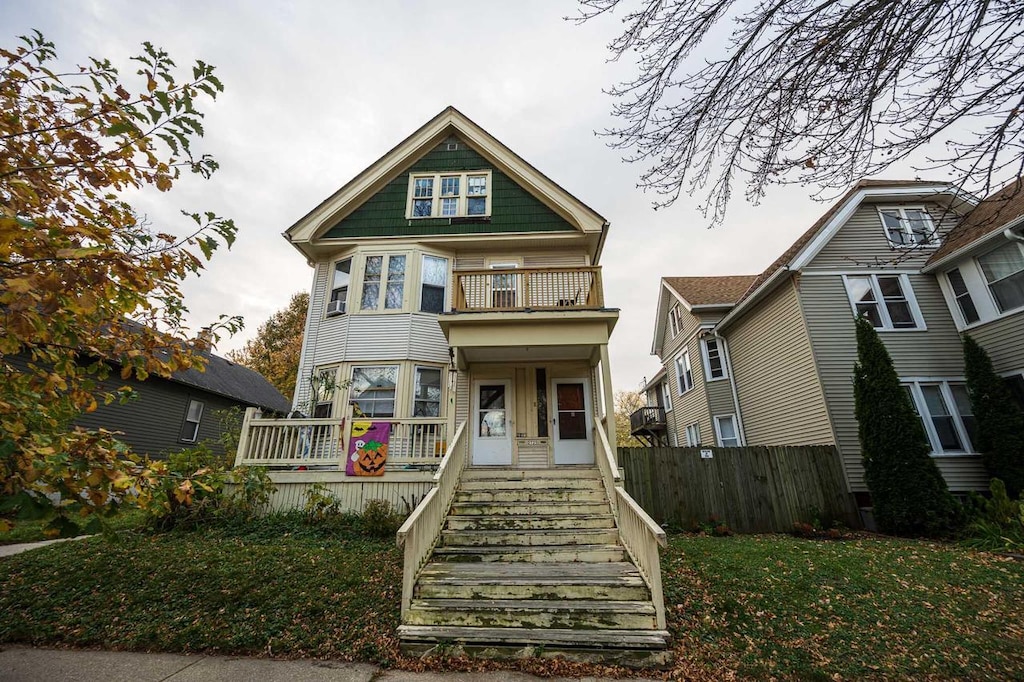 view of front of home featuring a balcony