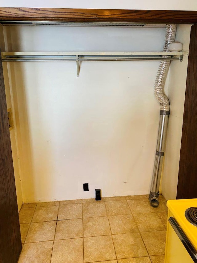 laundry area featuring light tile patterned floors