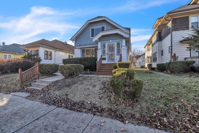 view of front of home featuring a front lawn