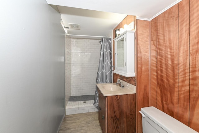 bathroom featuring a shower with curtain, toilet, and vanity