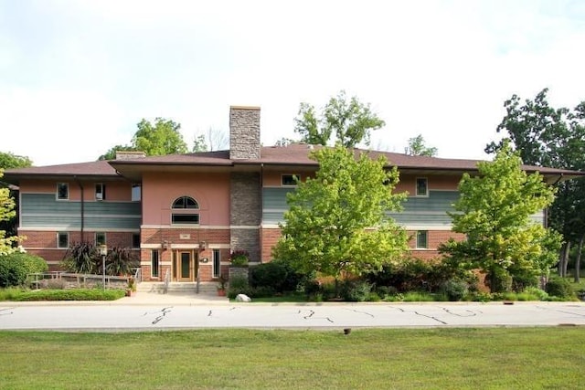 view of front facade with a front lawn