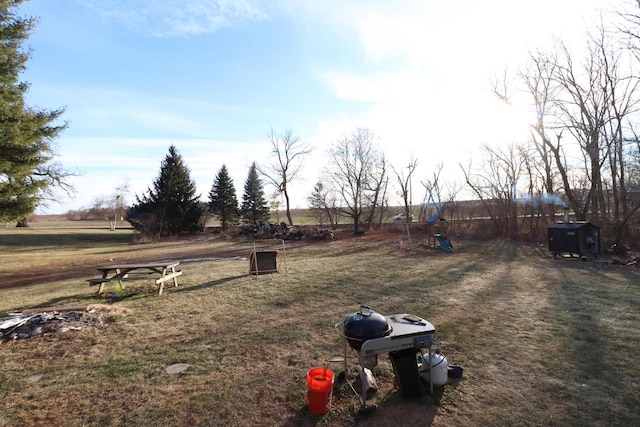 view of yard featuring a rural view