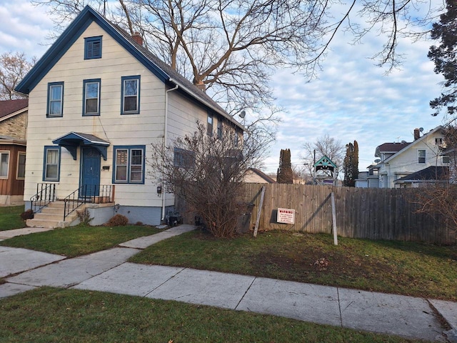 view of front of property featuring a front yard