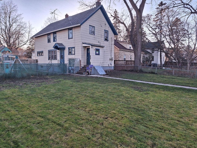 view of front facade featuring a front lawn