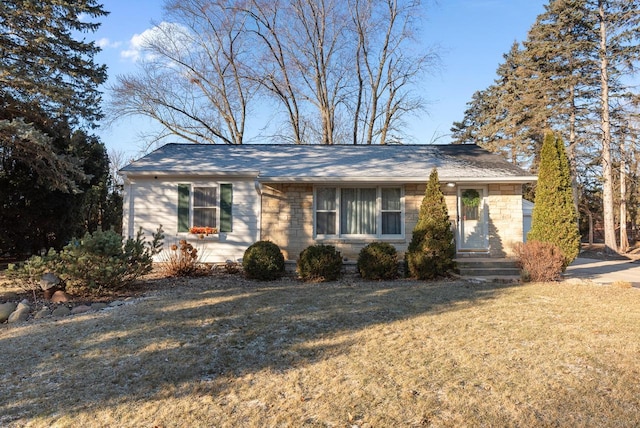 single story home featuring a front yard