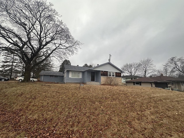 view of front of property with a front lawn