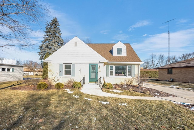 view of front of property featuring a front yard