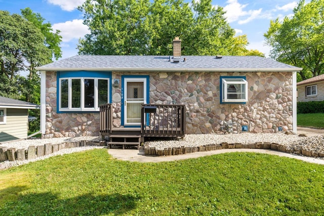 view of front of property with a front lawn