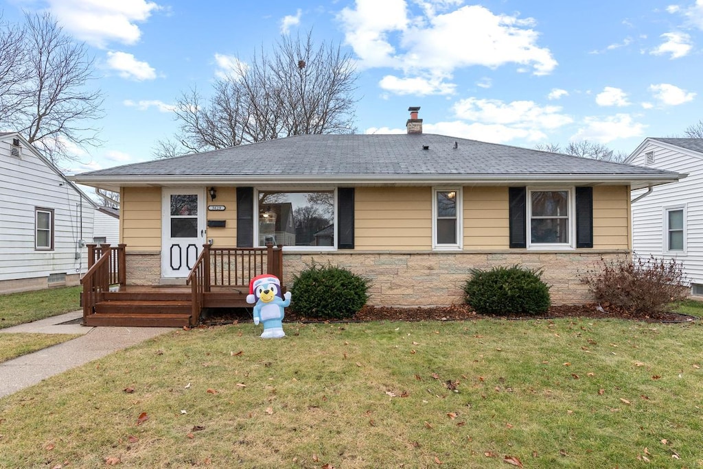 view of front of property featuring a front yard