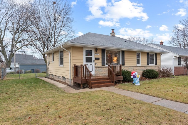 view of front of house featuring a front lawn