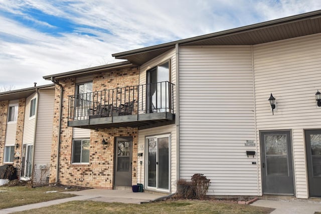 view of front of house with a balcony