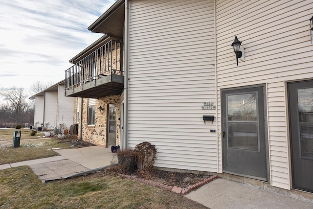 entrance to property featuring a balcony