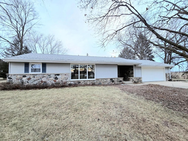 single story home featuring a front lawn and a garage