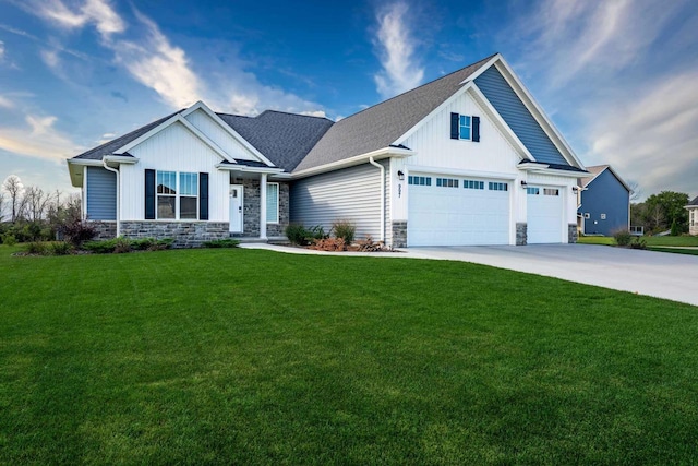 craftsman house featuring a front lawn and a garage