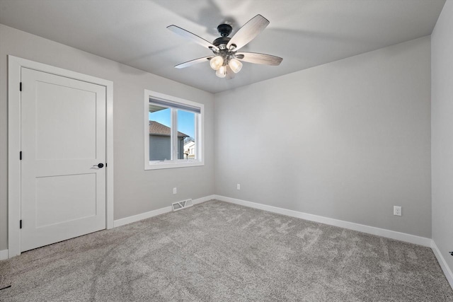 carpeted empty room featuring ceiling fan