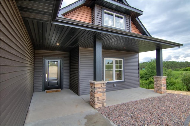 entrance to property featuring covered porch