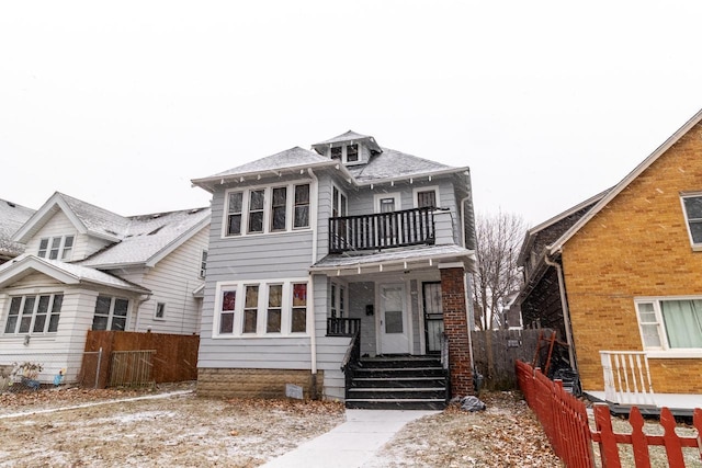 view of front of property featuring a balcony