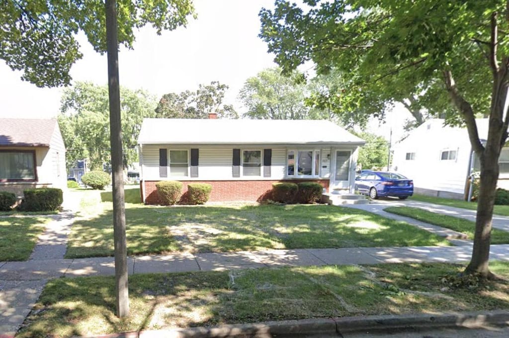 ranch-style home featuring a front yard and a porch